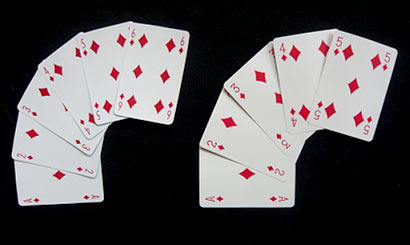 ブリッジサイズ6枚（左）とポーカーサイズ5枚（右）ファンが同じ大きさ